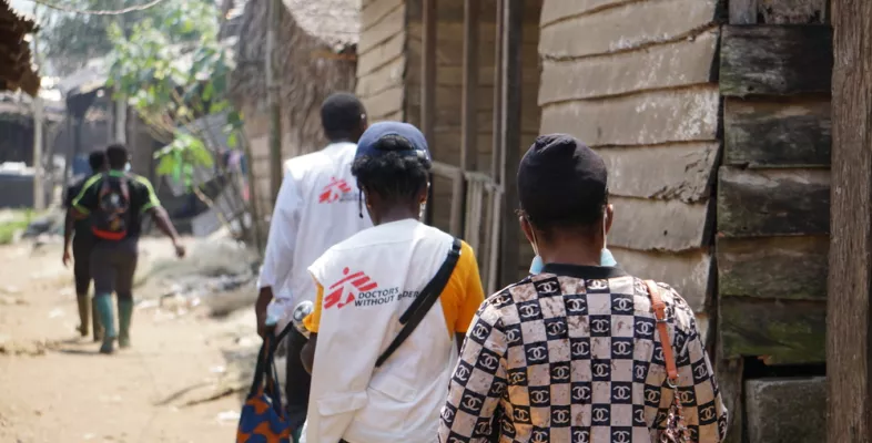 Mitarbeitende von Ärzte ohne Grenzen machen sich auf den Weg ins Dorf, um dort die Menschen gegen Cholera zu impfen.