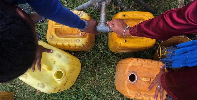 Menschen füllen Kanister mit Wasser im Süden Madagaskars 