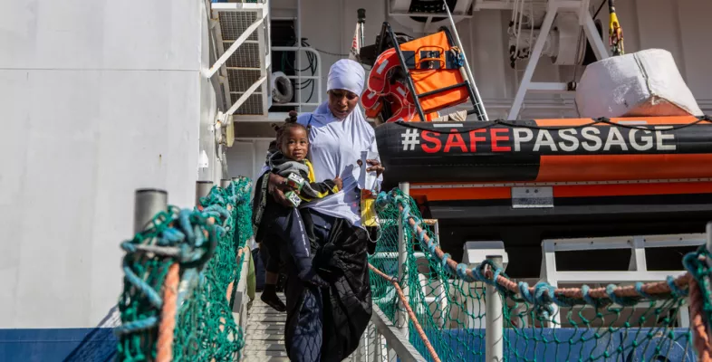 Aus Seenot gerettete Mutter und Kind gehen von Bord der Geo Barents