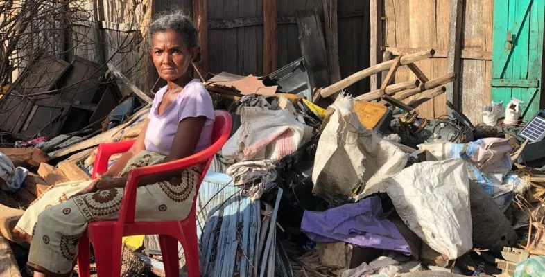 Frau sitzt inmitten von Verwüstungen, die die Wirbelstürme an der Ostküste von Madagaskar hinterlassen haben.