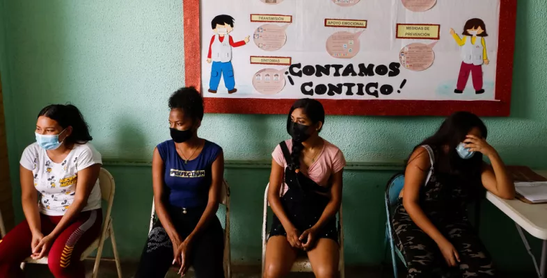 Frauen sitzen im Wartebereich des Krankenhauses