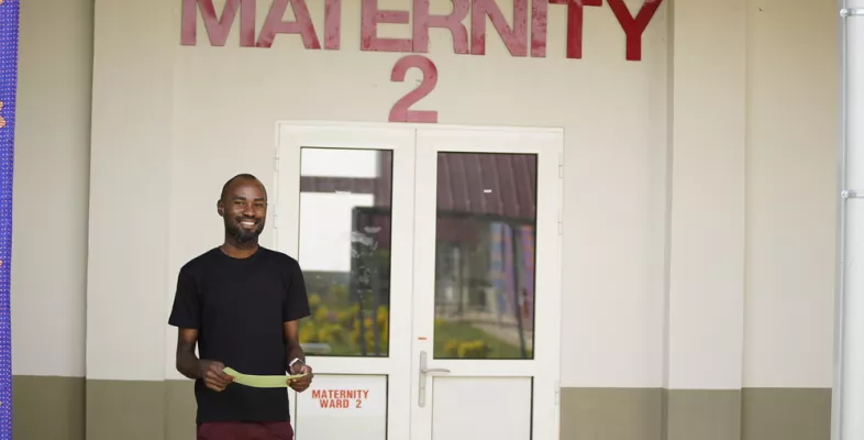 Louis Bahina Essengue vor einer Geburtsstation in Sierra Leone