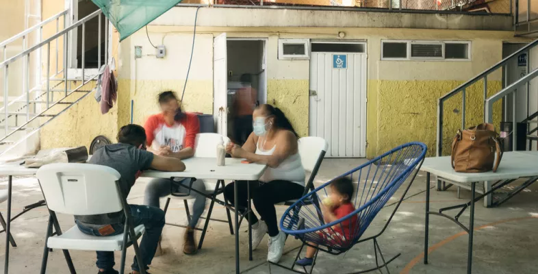 Migrant*innen sitzen in dem ambulanten Zentrum CAI in Mexiko-Stadt