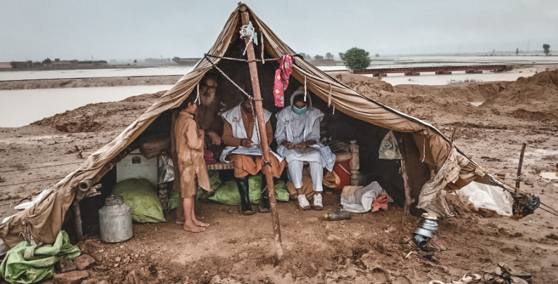 Akeela Qadir aus Pakistan hilft den Menschen, die in Zelten leben müssen.