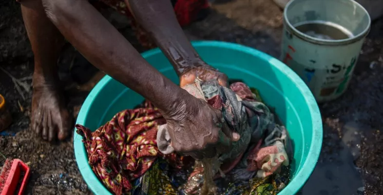 In einer großen Schüssel wird Kleidung gewaschen