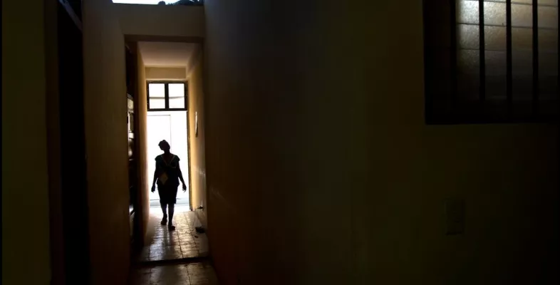 Der Schatten eines schwangeren 16-jährigen Mädchens im Gang eines haitianischen Krankenhauses lässt sich zur Familienplanung beraten.