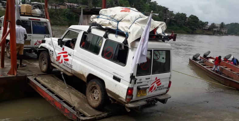 Ein Jeep von Ärzte ohne Grenzen wird auf eine Fähre gefahren um den Telembi Fluss in Kolumbien zu überqueren