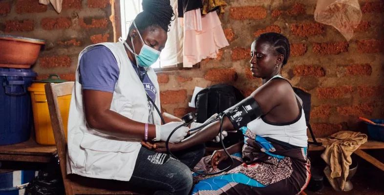 Hebamme misst Blutdruck von Schwangeren