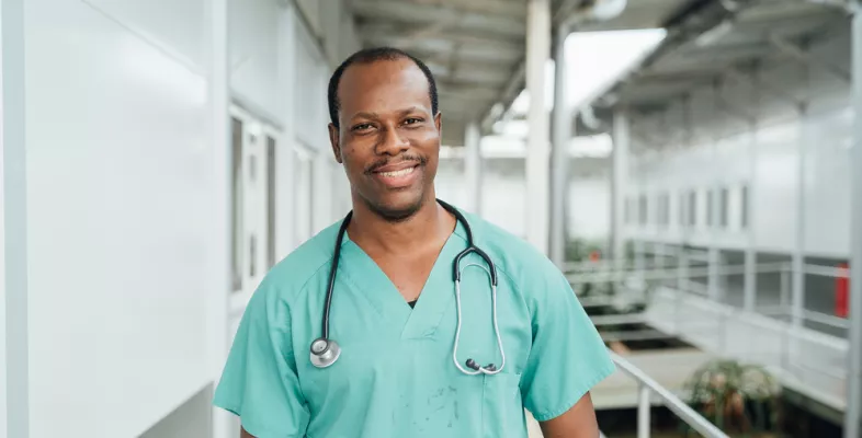 Arzt im grünen Kittel im Krankenhauses