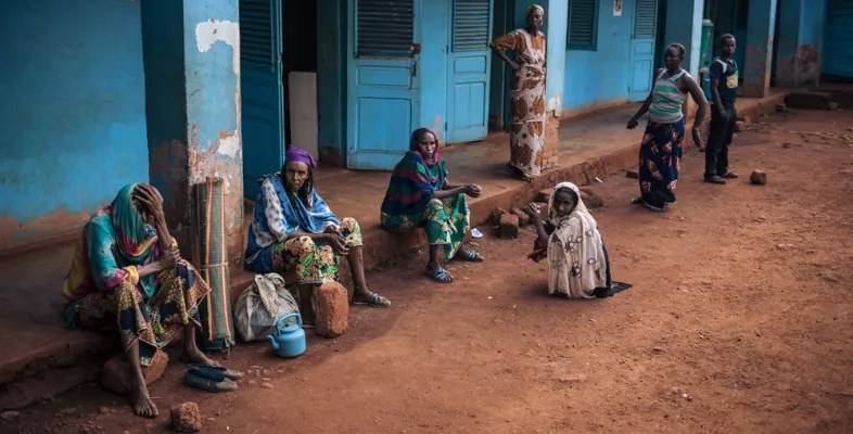 Familienmitglieder einer Patientin vor dem Krankenhaus in Bangassou