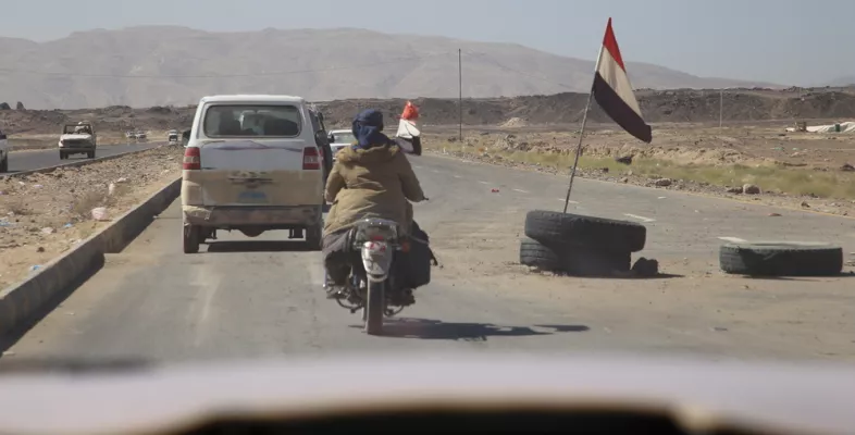 Mehrere Fahrzeuge auf einer Straße von Marib, Jemen