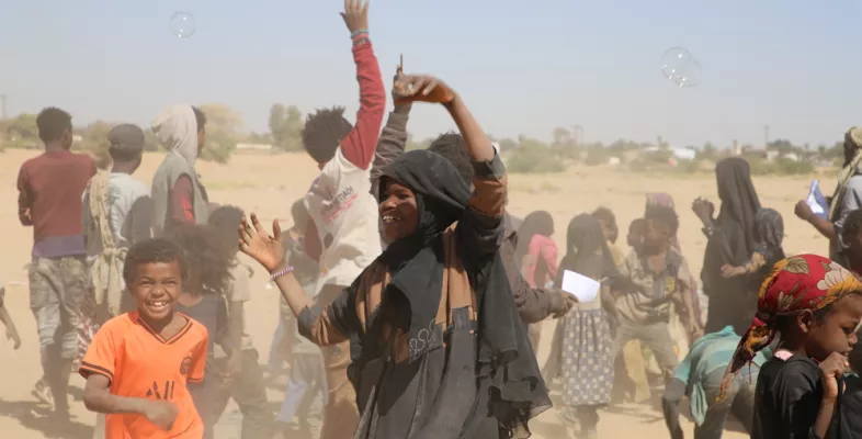 Menschen feiern und tanzen gemeinsam im Camp Hareeb Junction 