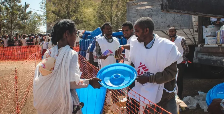 Ärzte ohne Grenzen Mitarbeiter verteilen Hilfsgüter