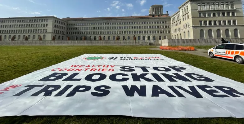 Das Gebäude der WTO und das Plakat zum TRIPS-Waiver