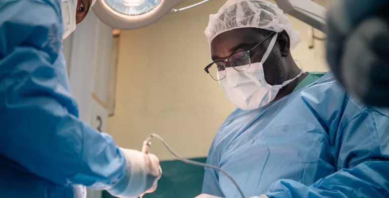 Dr. Abubakar Lawal Abdullahi nimmt eine Operation an einem Noma-Überlebenden vor.