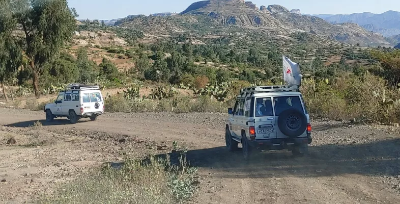 Jeeps von Ärzte ohne Grenzen die durch Tigray fahren