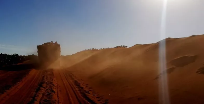 Eine wüstenartige Landschaft und gleißende Sonne in Madagaskar