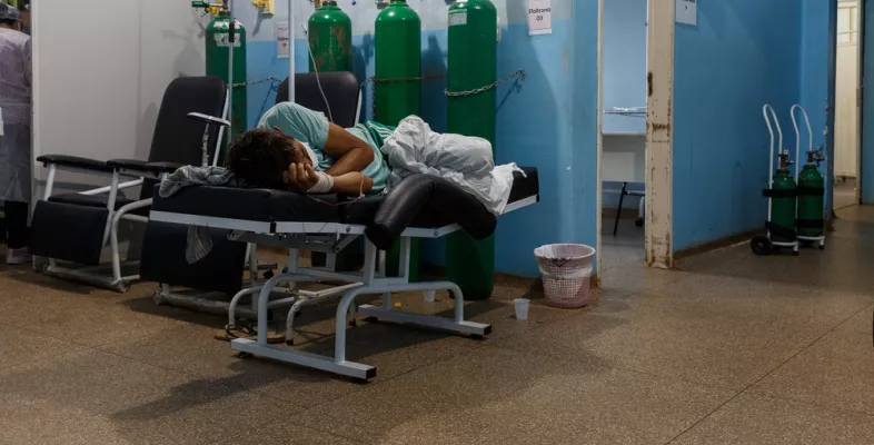 Eine Covid-19 Patientin in einem Krankenbett