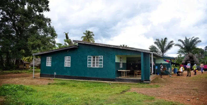 Eine von Ärzte ohne Grenzen unterstützte Gesundheitseinrichtung im Distrikt Kenema im Osten Sierra Leones.