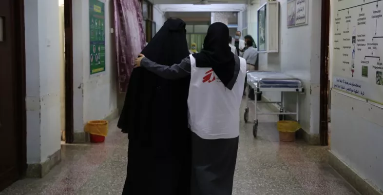 Eine Hebamme begleitet eine Mutter aus dem Al-Jamhouri-Krankenhaus 