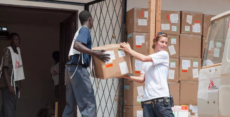 In Boguila in der Zentralafrikanischen Republik lagern unsere Logistikerin Jennifer Bock und ihr Team Kisten mit medizinischen Hilfsgütern - hauptsächlich mit Malaria-Testkits Logistiker*innen verräumen Kisten mit medizinischen Hilfsgütern