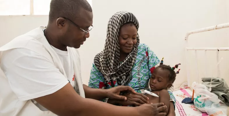 Mutter mit Kind im Krankenhaus