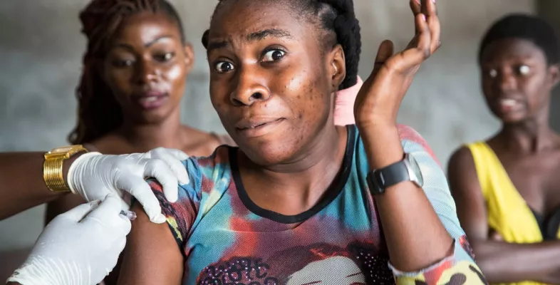 Frau wird am Oberarm geimpft