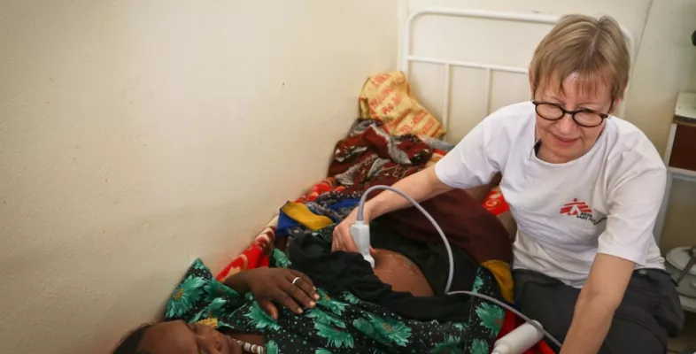 Eine Gynäkologin von Ärzte ohne Grenzen macht einen Ultraschall bei einer Schwangeren