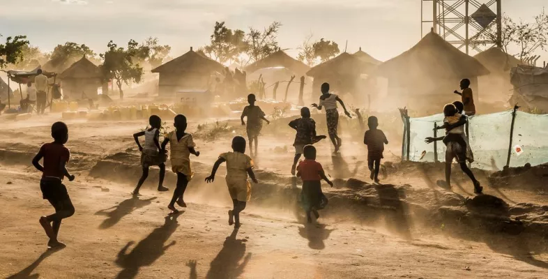 Geflüchtete Kinder aus dem Südsudan spielen im Bidibidi Camp in Uganda