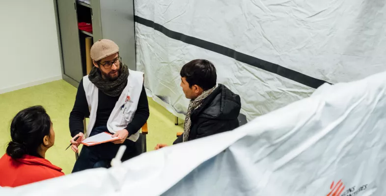Ein MSF-Psychologe bei einem Beratungsgespräch mit einem Flüchtling.