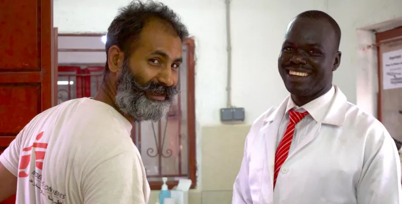 Zwei Mitarbeiter von Ärzte ohne Grenzen unterhalten sich in einem Lager für Geflüchtete im Südsudan