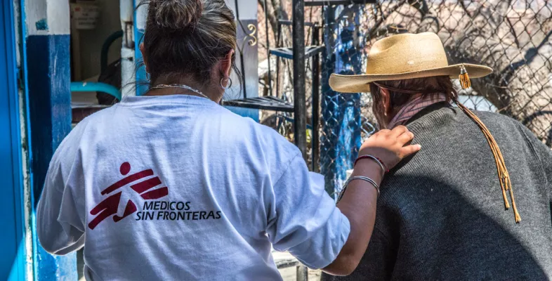 Sanitäterin hilft Patienten in mobiler Klinik