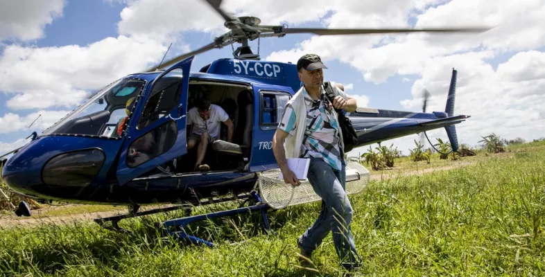 Dank Ihrer Großspenden können wir nach Naturkatastrophen wie dem Zyklon Idai in Mosambik akut medizinische Nothilfe leisten. Unser Notfallteam erreicht den Ort Buzi nur mit einem Helikopter, da er vom Straßennetz abgeschnitten wurde. Helikopter mit Notfallteam landet auf Wiese