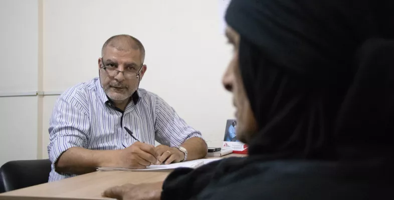 Psychiater spricht mit Patientin