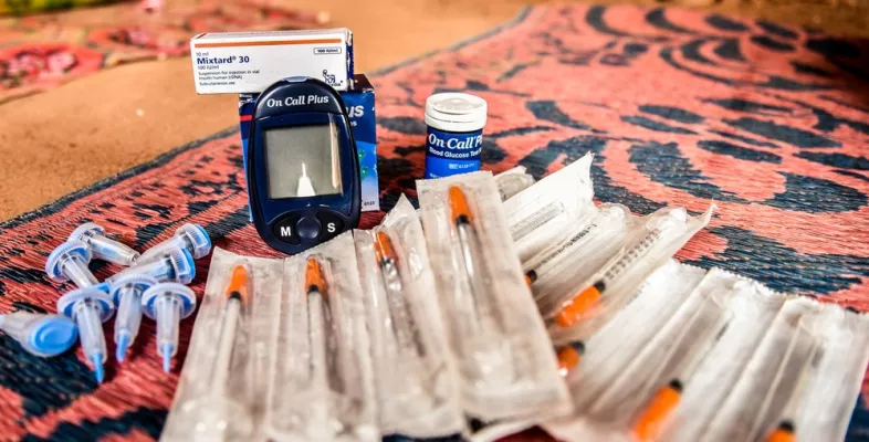 Ein Behandlungskit für Diabetes Typ 1 mit Spritzen und Blutzuckermessgerät