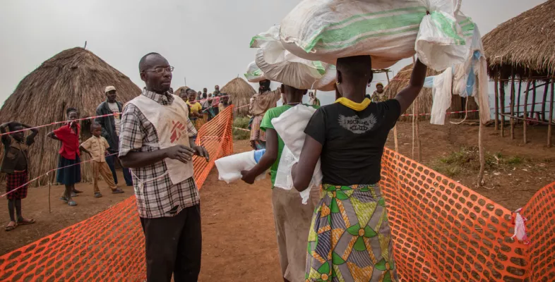 Verteilung von Grundbedarfsmitteln im Vertriebenencamp Kambe