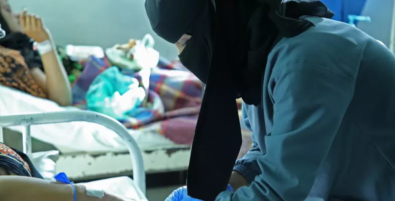 Eine Hebamme kümmert sich um eine Patientin