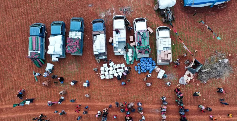 Verteilung von Hilfsgütern aus Autos in Idlib