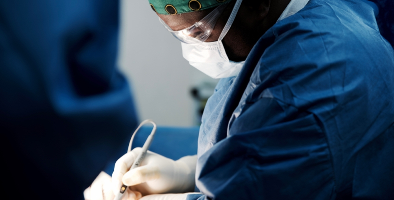 Dr. George Kassim Chininda bei seiner Arbeit Ein Chirurg während einer OP