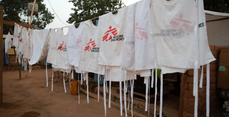 Westen des Masern-Impfungsteams trocknen auf Leine