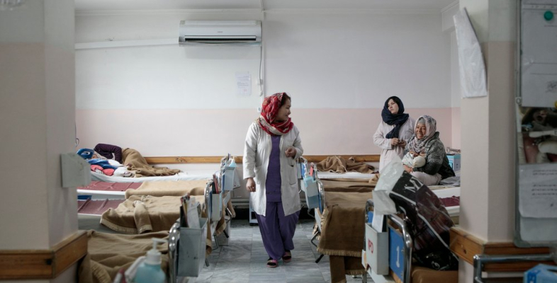Mit Ihren privaten Spenden unterstützen Sie unsere Arbeit wie bei der Versorgung von Schwangeren und Gebärenden in Afghanistan Eine Mitarbeiterin von Ärzt ohne Grenzen läuft durch den Ruhesaal nach der Geburt mit vielen Betten