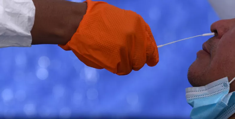 Covid-Test-Abstrich in der Nase