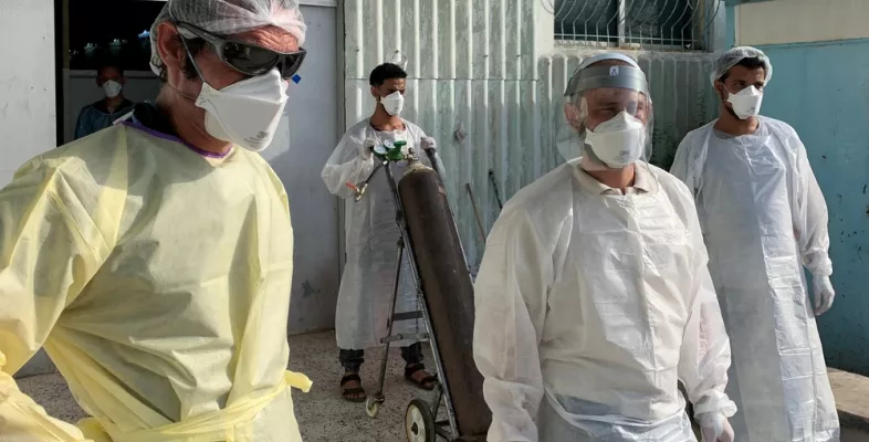 Eines unserer Teams wartet auf einen COvid-19 Patienten in Aden, Jemen