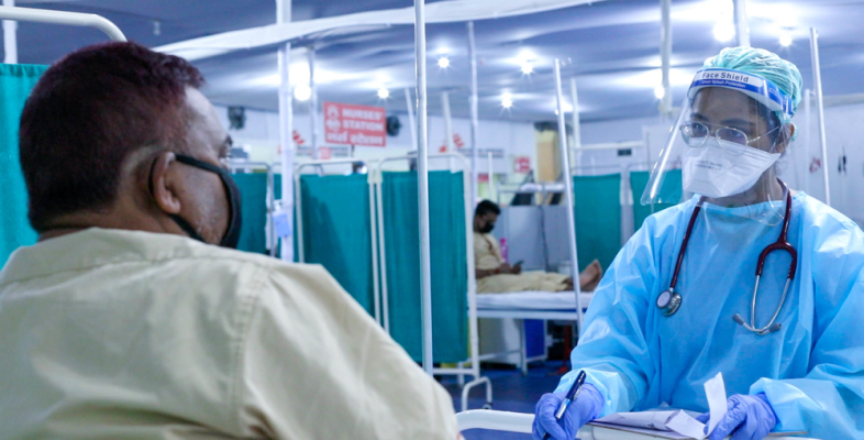 Indien Covid-19 Patient spricht mit Mitarbeiter. Danke