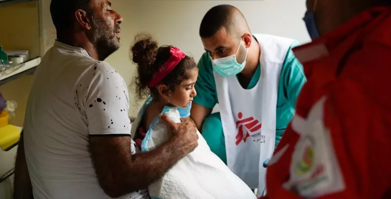 Ein Mitarbeiter behandelt Mädchen nach Explosion in Beirut im August 2020 zu uns kam. Humanitäre Hilfe braucht dich! Jetzt spenden!