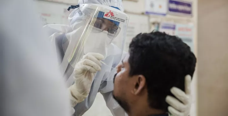 Eine Mitarbeiterin von Ärzte ohne Grenzen testet einen Patienten auf das Coronavirus