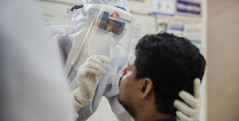 Eine Mitarbeiterin von Ärzte ohne Grenzen testet einen Patienten auf das Coronavirus
