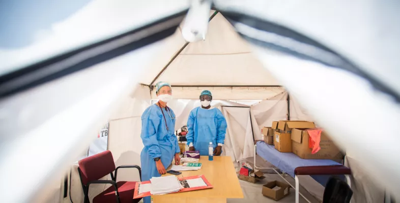 Dr. Helene Muller und Krankenpfleger Buhle Nkomonde arbeiteten beide im Covid-19-Feldkrankenhaus von Ärzte ohne Grenzen in Khayelitsha in Kapstadt.