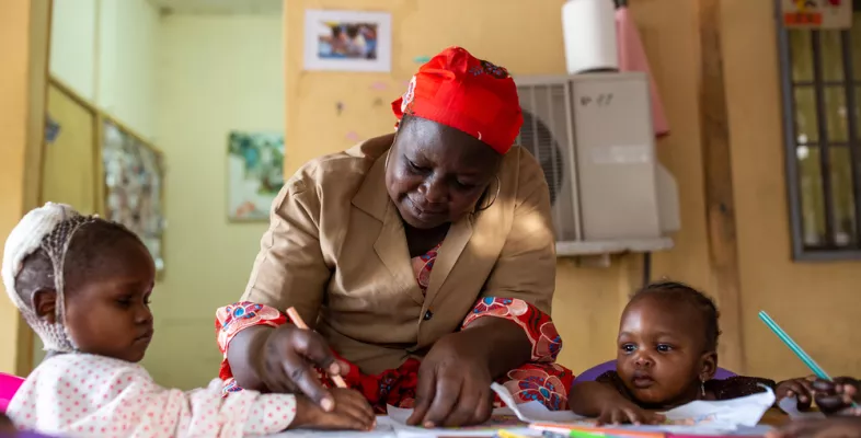 Frau malt mit zwei Kindern 