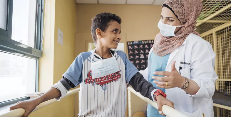 Achmed Darwesch mit Physiotherapeutin Rula Marafeh in Amman Jordanien 